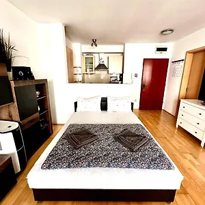 Center With Balcony Apartman
